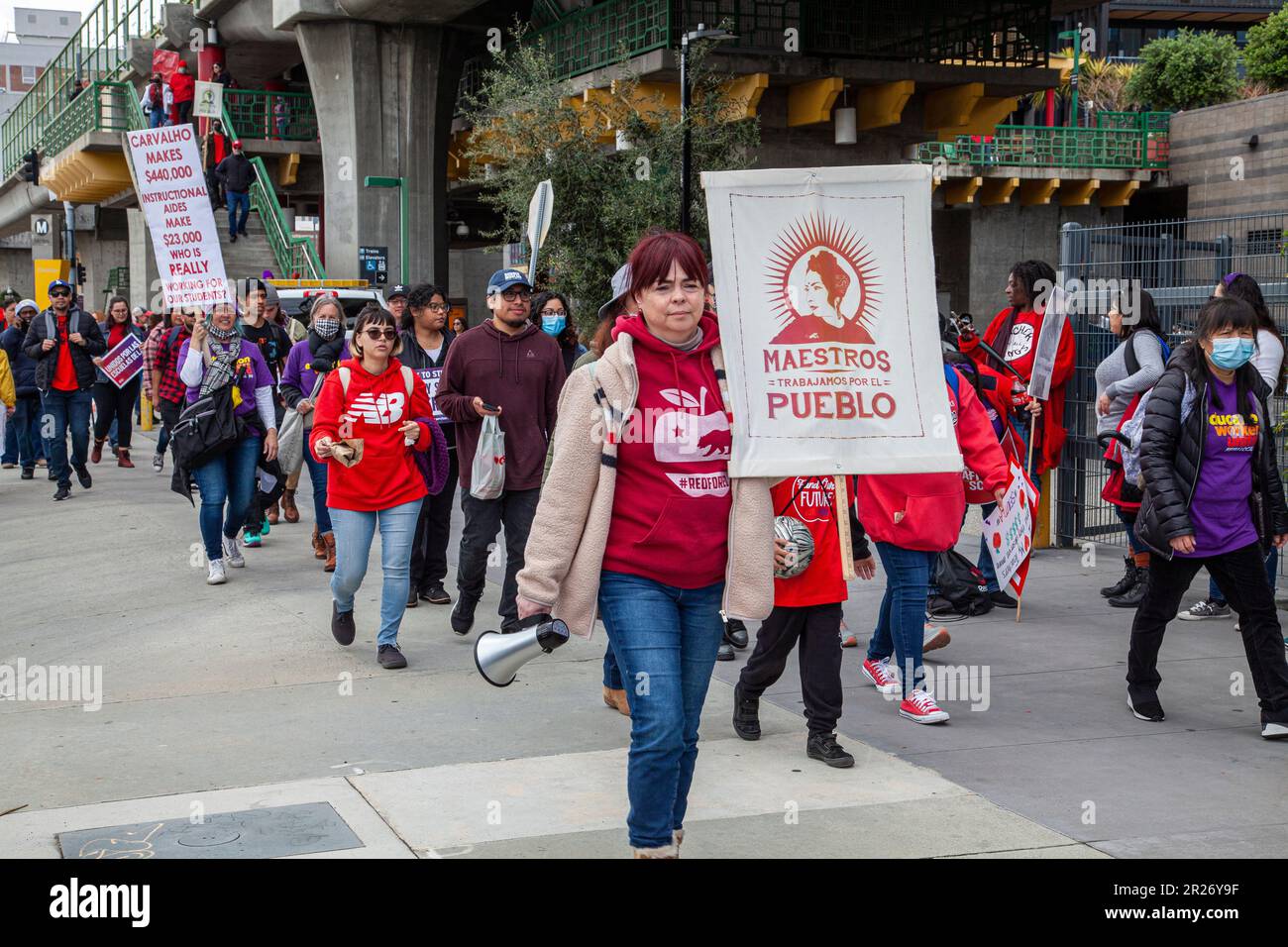 Mitglieder von Service Employees International Union Local 99 streiken zusammen mit der Unterstützung von LAUSD-Lehrern für einen dritten Tag in Folge und marschieren zur Teilnahme Stockfoto