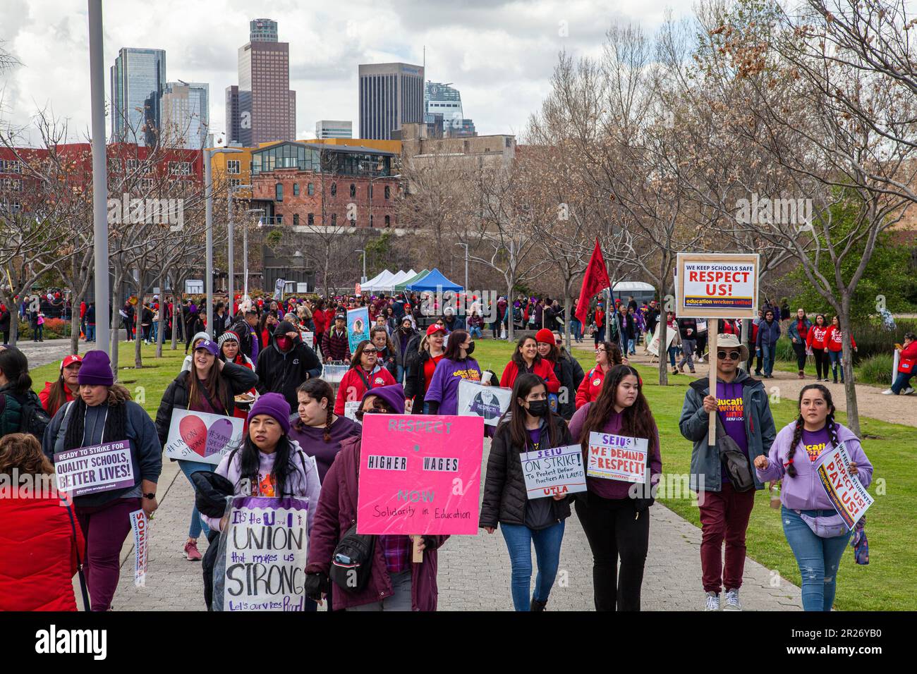 Mitglieder von Service Employees International Union Local 99 streiken zusammen mit der Unterstützung von LAUSD-Lehrern für einen dritten Tag in Folge und marschieren zur Teilnahme Stockfoto