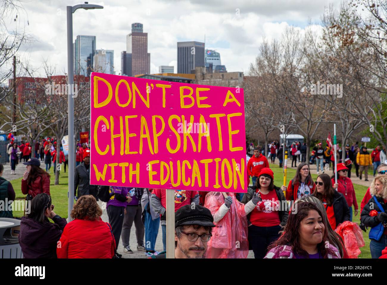 Mitglieder von Service Employees International Union Local 99 streiken zusammen mit der Unterstützung von LAUSD-Lehrern für einen dritten Tag in Folge und marschieren zur Teilnahme Stockfoto