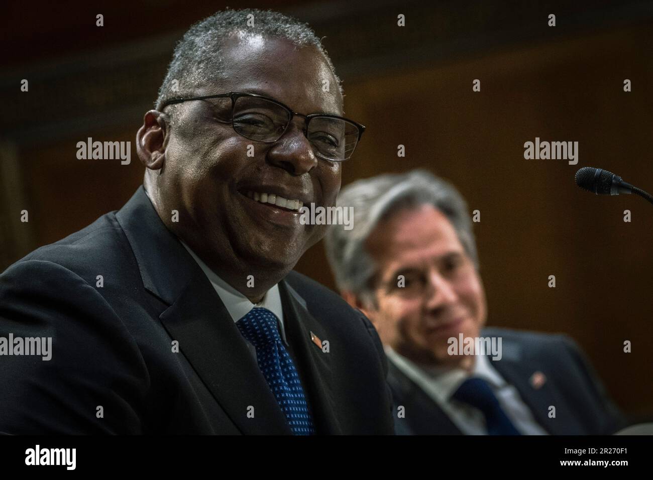 Arlington, Vereinigte Staaten Von Amerika. 16. Mai 2023. Arlington, Vereinigte Staaten von Amerika. 16. Mai 2023. USA Verteidigungsminister Lloyd Austin III, Left, lächelt bei der Aussage bei den Anhörungen des Senatsmittelausschusses über die Beziehung zwischen den USA und China, wie sie sich auf den Haushalt des Geschäftsjahres 24 auf Capitol Hill, 16. Mai 2023 in Washington auswirkt, Zu DC Austin kamen Außenministerin Antony Blinks und Handelsministerin Gina Raimondo. Kredit: Chad McNeeley/DOD/Alamy Live News Stockfoto