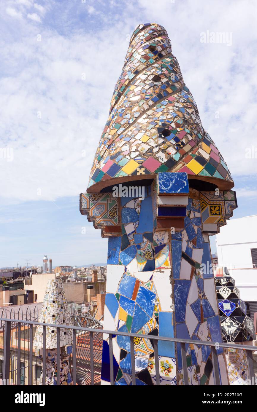 Einer von vielen Mosaikschornsteinen, entworfen von Gaudi auf dem Dach des Palastes Güell, seine erste große kommission, erbaut zwischen 1886 und 1890. Barcelona, Spanien. Stockfoto