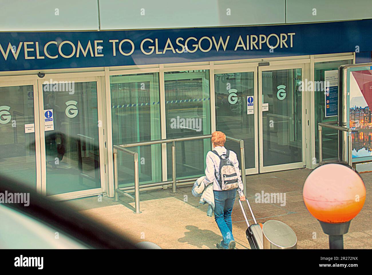 Glasgow, Schottland, Vereinigtes Königreich, 17. Mai 2023. UK Weather: Warm im Stadtzentrum sah man einen windigen Flughafen für Urlauber. Credit Gerard Ferry/Alamy Live News Stockfoto