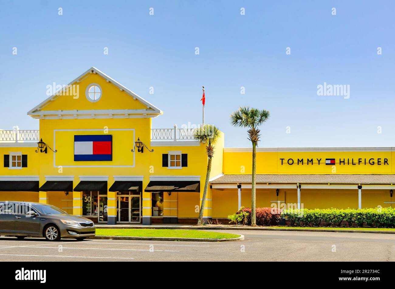 Der Tommy Hilfiger Store ist in den Gulfport Premium Outlets am 13. Mai 2023 in Gulfport, Mississippi, zu sehen. Stockfoto