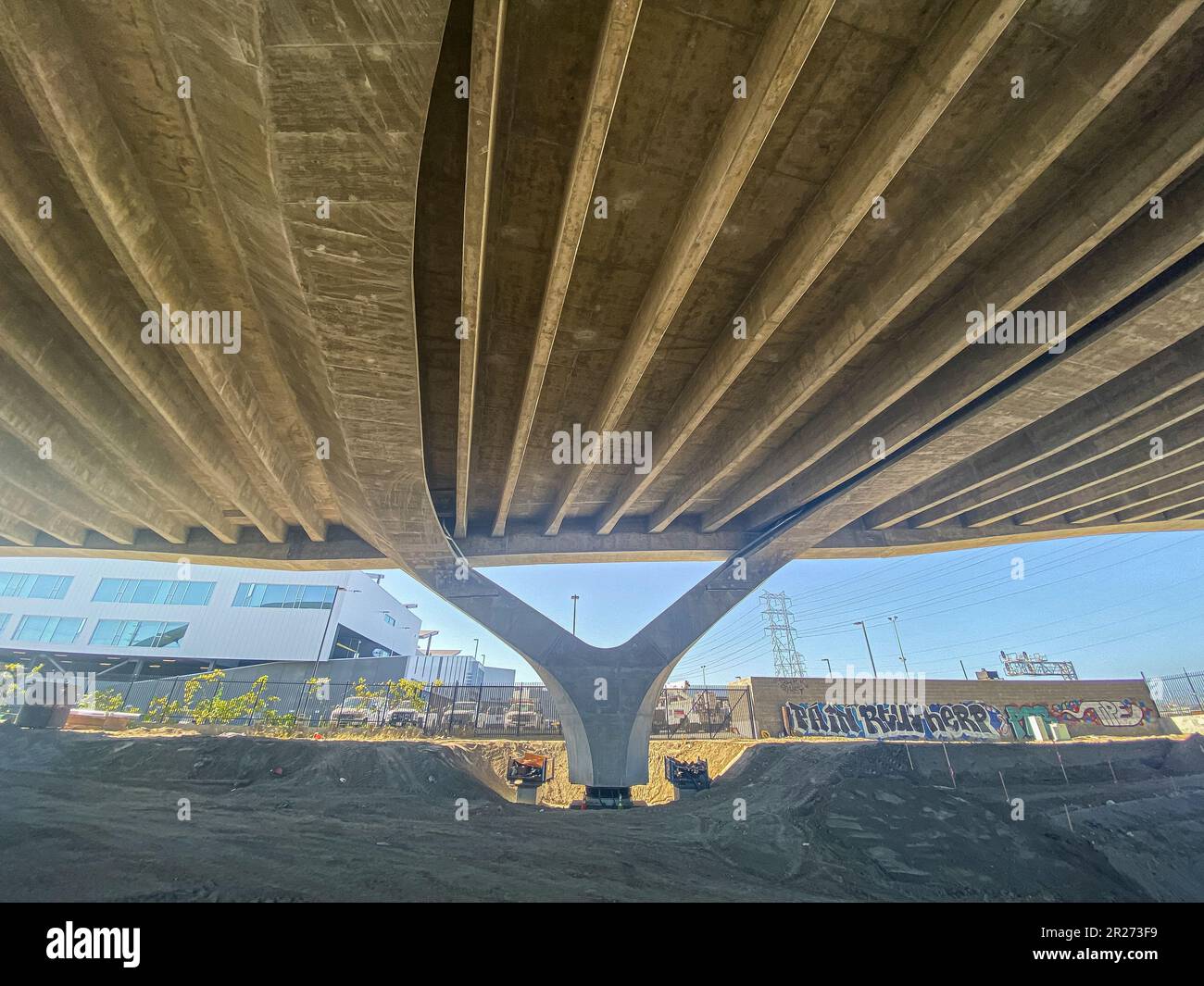 Seismische Isolierlager an Y Bents sind Teil der Erdbebensicherung für die neue 6. Street Bridge, Downtown Los Angeles, Kalifornien Stockfoto