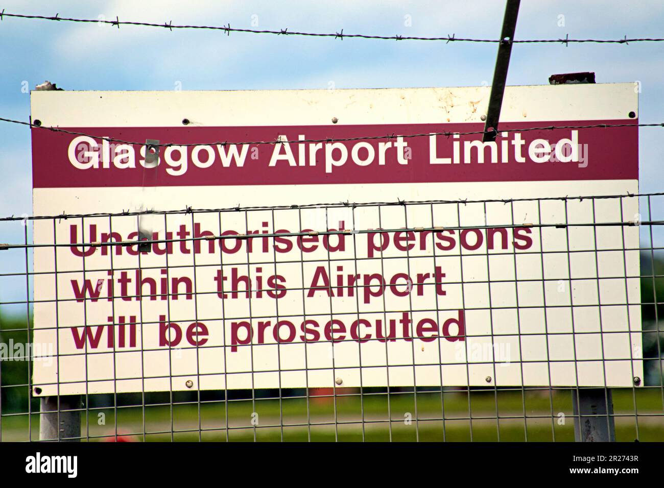 glasgow Flughafenschild, das vor unbefugtem Betreten warnt Stockfoto