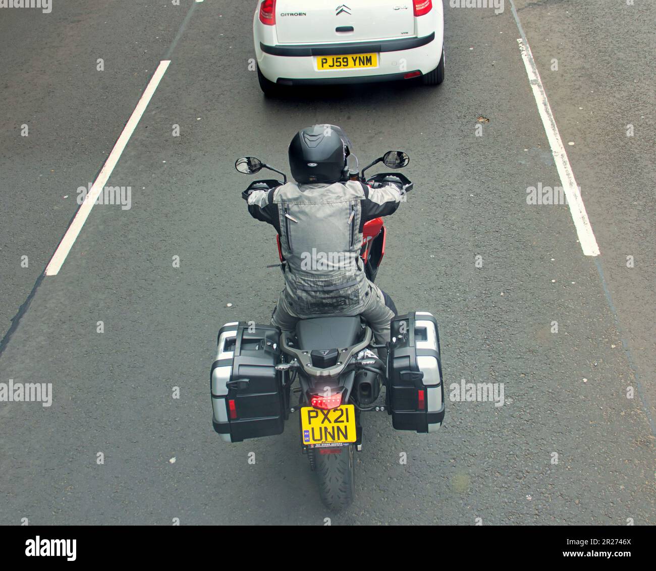 Motorradfahrer im Teenageralter, hinter der Pn Road Stockfoto