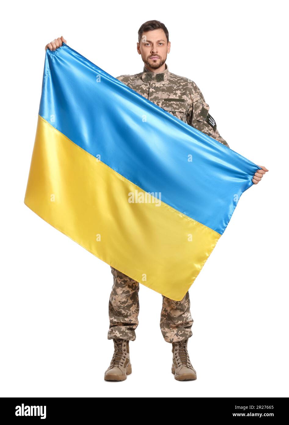 Soldat in Militäruniform mit ukrainischer Flagge auf weißem Hintergrund Stockfoto