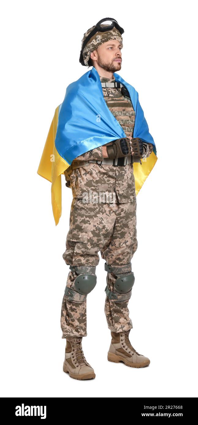 Soldat in Militäruniform mit ukrainischer Flagge auf weißem Hintergrund Stockfoto