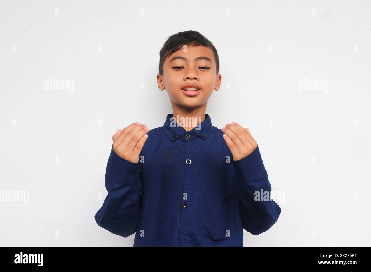 Indonesischer muslimischer Junge betet und hebt seine Hand, religiöses Kinderkonzept Stockfoto