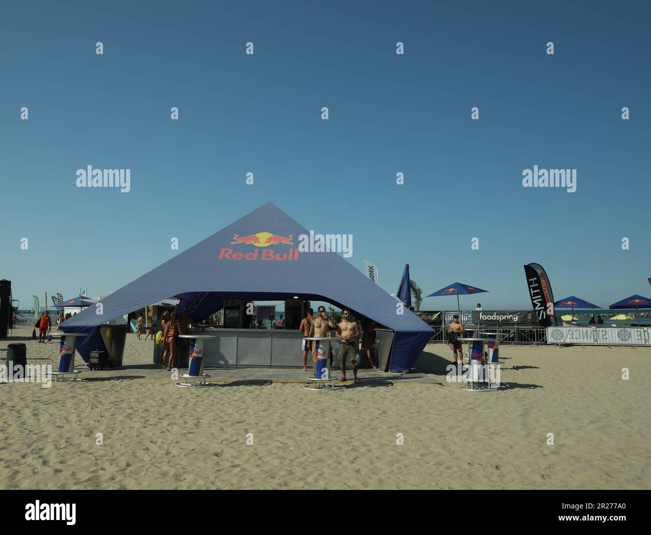 SENIGALLIA, ITALIEN - 22. JULI 2022: Red Bull Zelt am Strand unter blauem Himmel Stockfoto