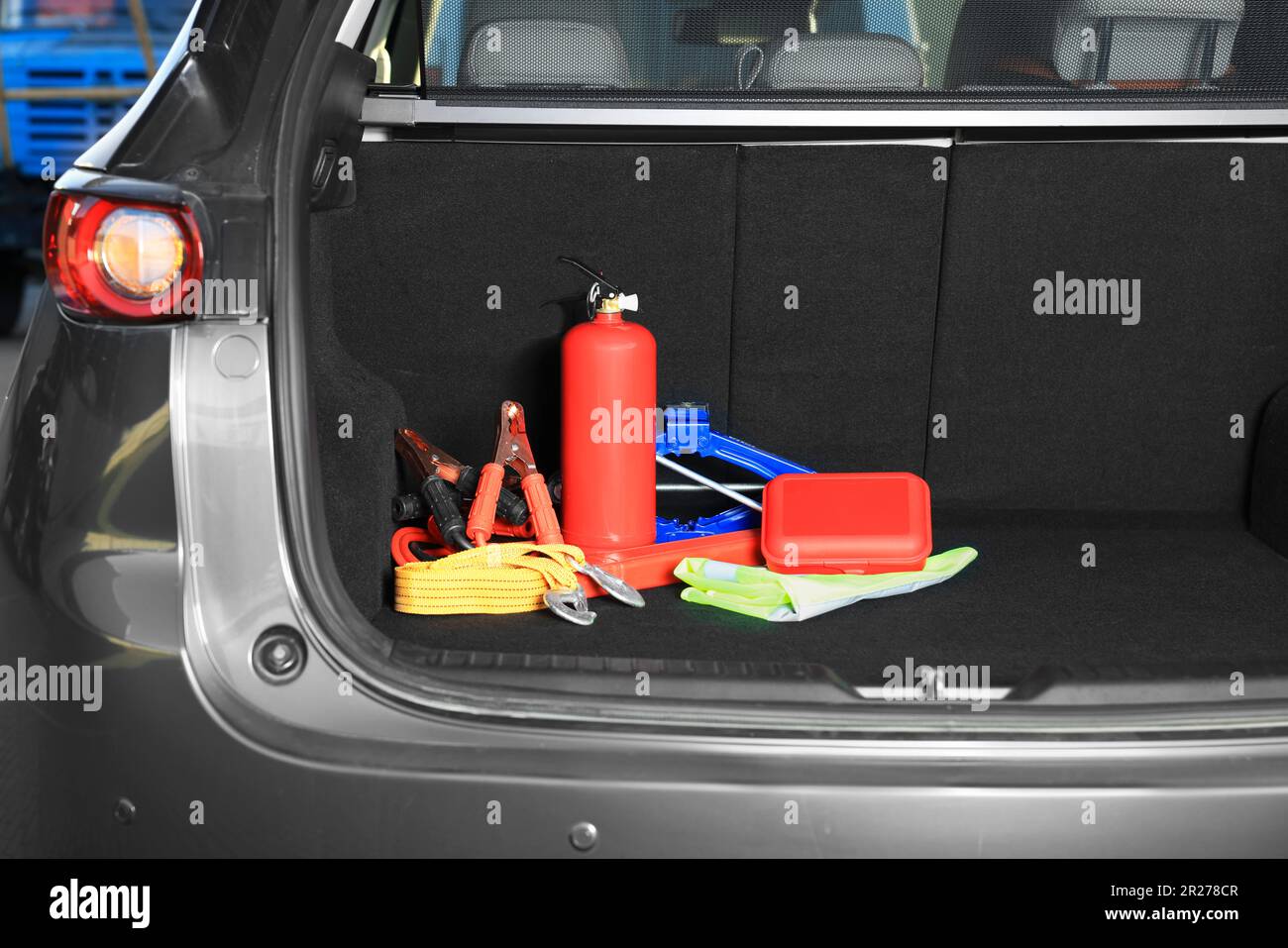 Set mit Sicherheitsausrüstung für Autos im Kofferraum, Platz für Text Stockfoto