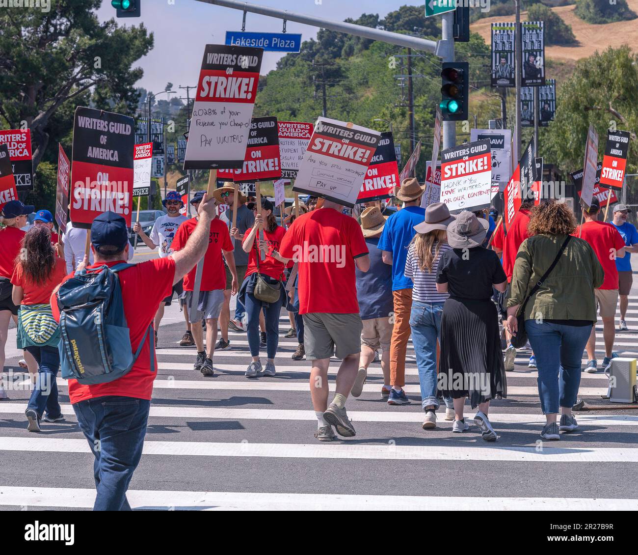 Los Angeles, Kalifornien, USA – 17. Mai 2023: Mitglieder der Writers Guild of America streiken vor den Universal Studios in Los Angeles, Kalifornien. Stockfoto