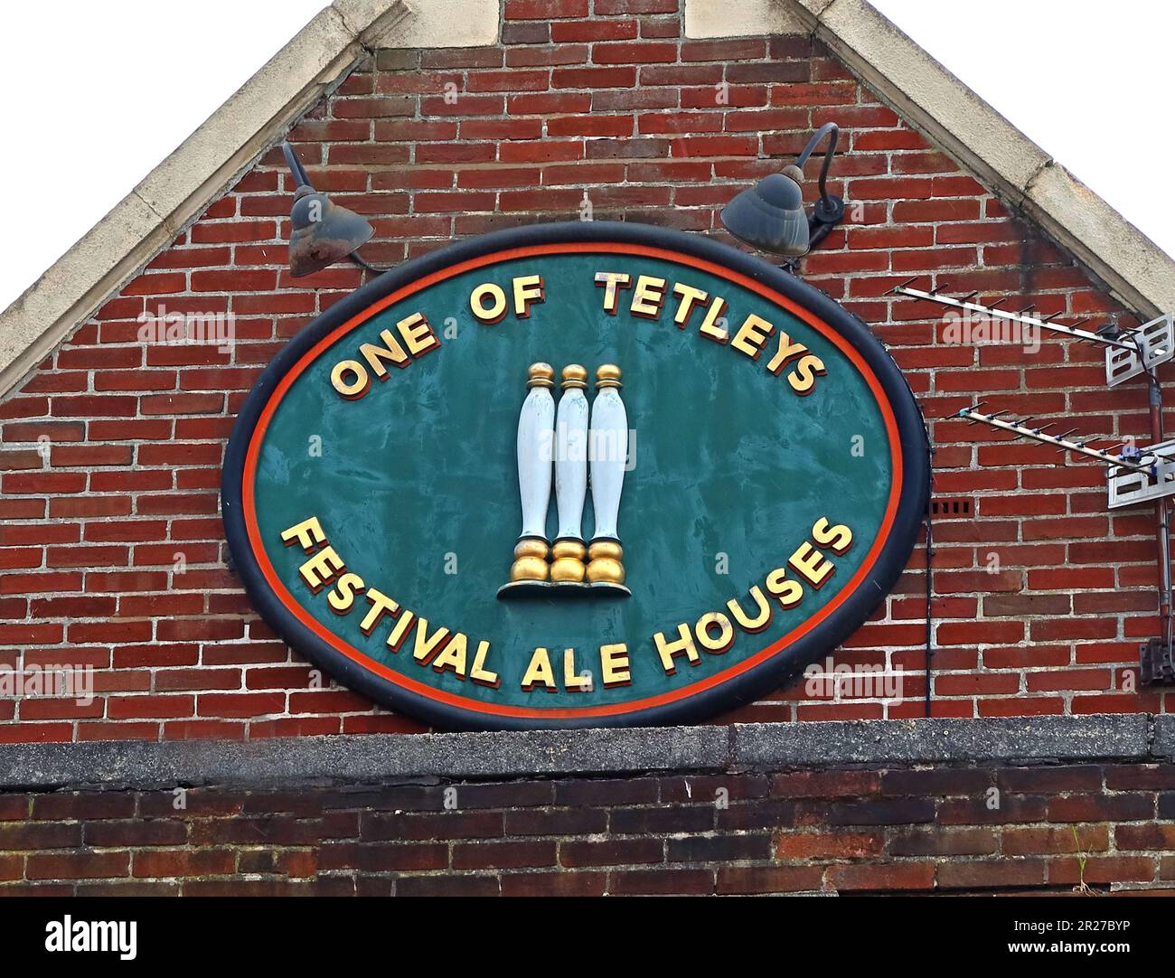 Schild für „One of Tetleys Festival Ale Houses“ auf der Lord Rodney, 67 Winwick Rd, Cheshire, Warrington, Cheshire, ENGLAND, GROSSBRITANNIEN, WA2 7DH Stockfoto