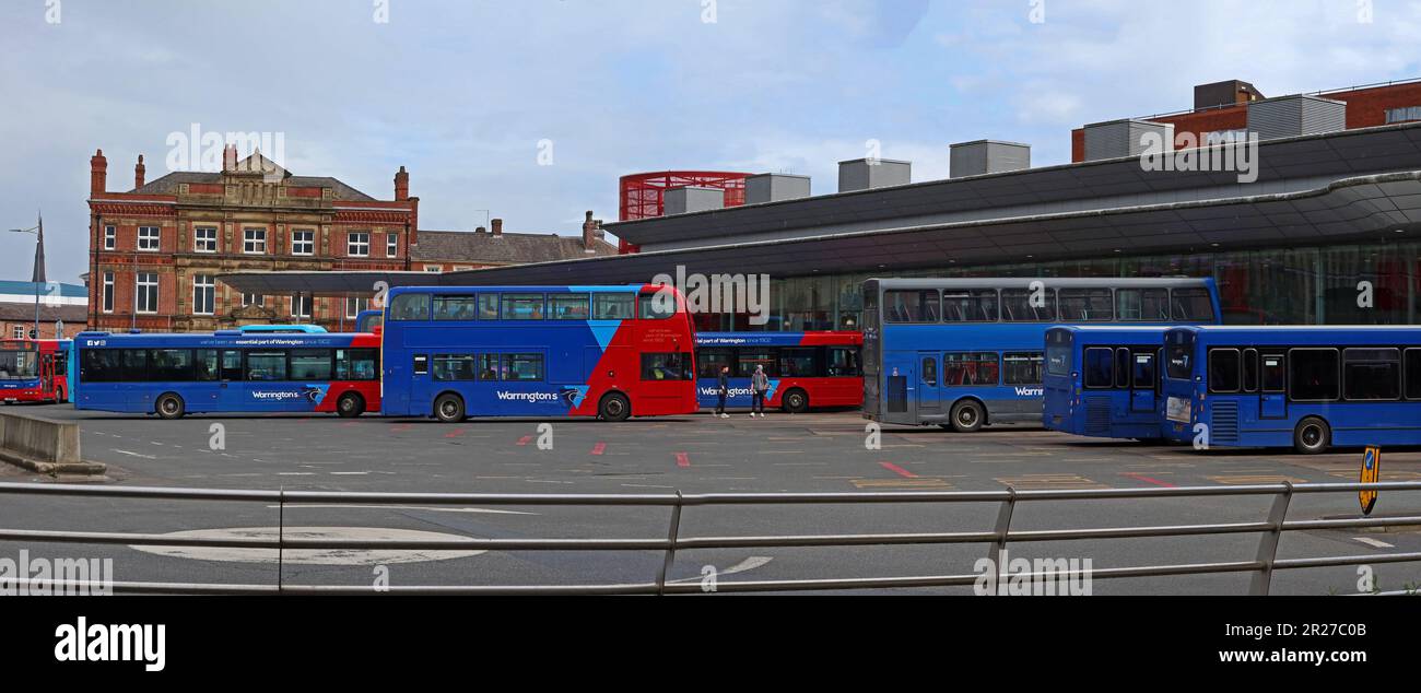 Öffentliche Verkehrsmittel mit Dieselmotor von Warringtons eigenen Bussen, am Autobahnkreuz, im Stadtzentrum, in Warrington, Cheshire, England, Großbritannien, WA1 Stockfoto