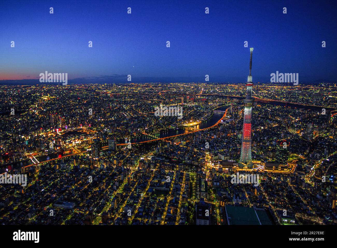 Der Überblick über eine Nachtszene von TOKIO SKYTREE und Umgebung Stockfoto