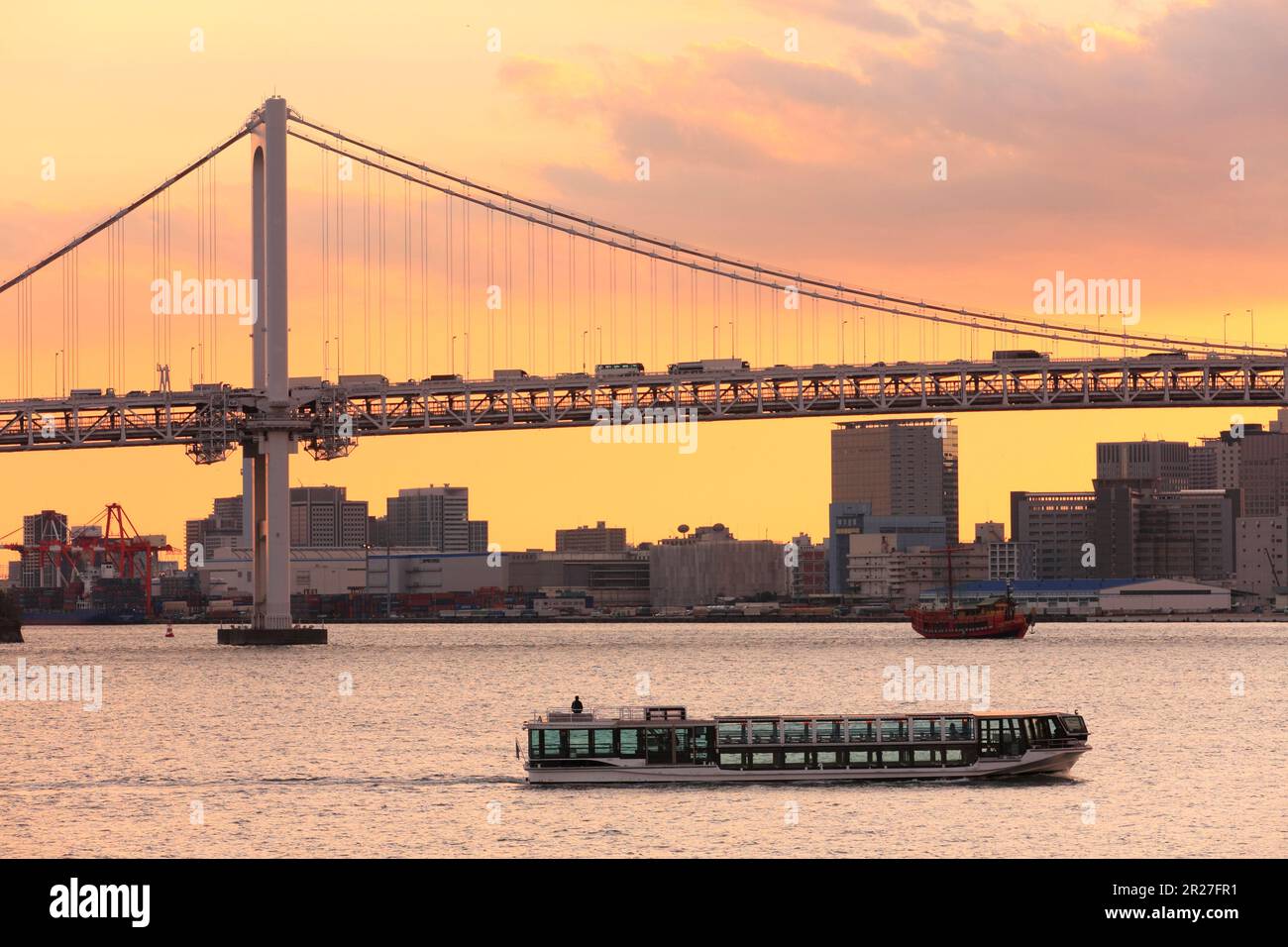 Sonnenuntergang über der Regenbogenbrücke Stockfoto