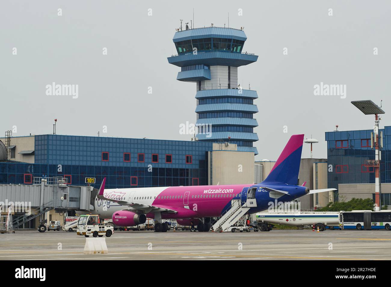 Bukarest, Rumänien. 17. Mai 2023: Ein Flugzeug der Billigfluggesellschaft Wizz Air parkt auf dem Vorfeld und dockt an einer Luftbrücke des Internationalen Flughafens Bukarest Henri Coanda (AIHCB) in Otopeni, 16,5 km nördlich von Bukarest. National Company Bukarest Airports kündigt den Beginn des Aufnahmeverfahrens nach Abschluss der Ausbauarbeiten für den Einsteig-/Aussteigeplatz Nr. an 1 von AIHCB mit vier Parkplätzen für Flugzeuge, Boeing B737, Airbus A320 oder ähnliches (Code-Buchstabe C ), mit einer Fläche von fast 16.000 Quadratmetern. Kredit: Lucian Alecu/Alamy Live News Stockfoto