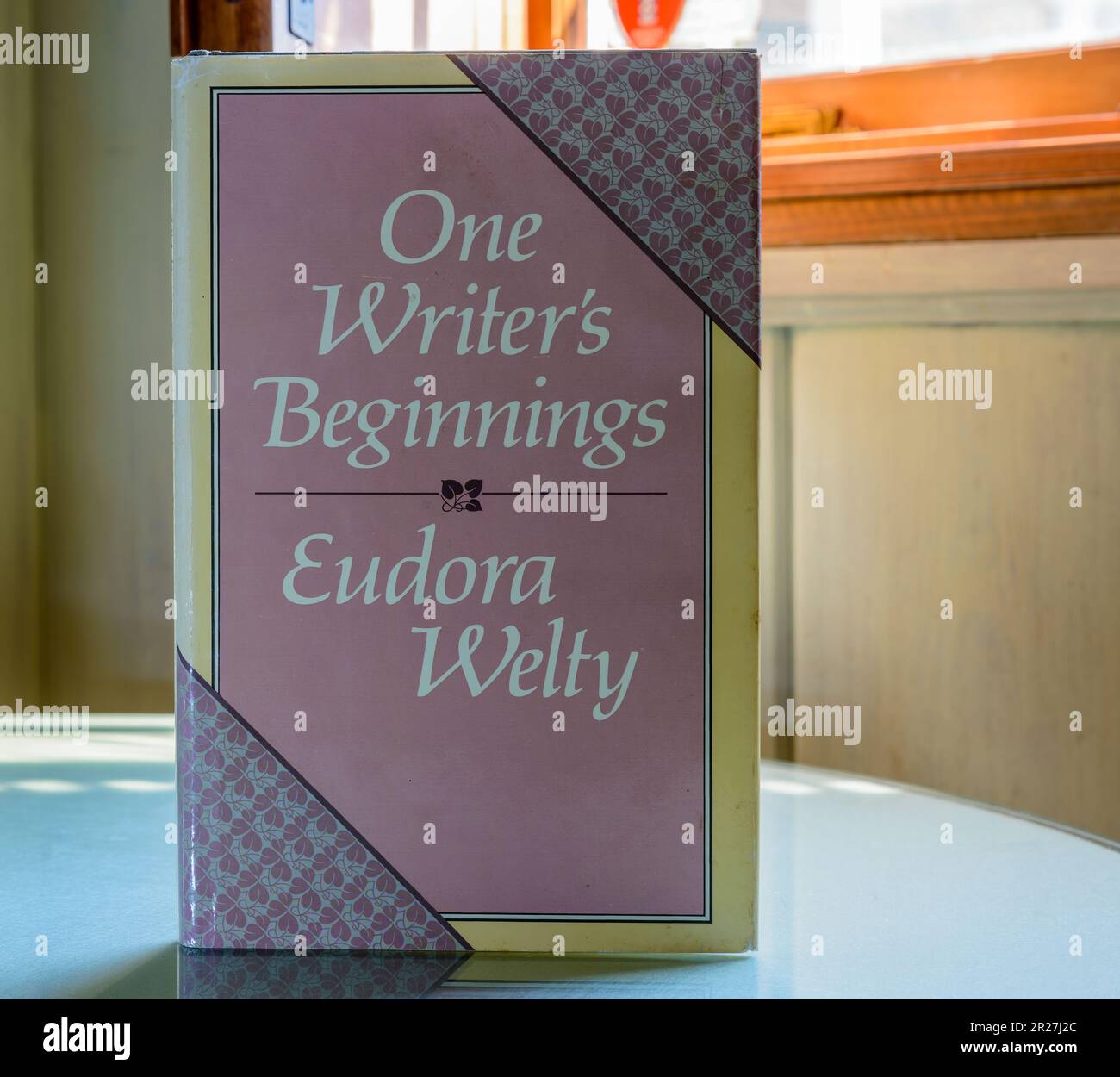 NEW ORLEANS, LA, USA - 15. MAI 2023: Titelseite des Buches "One Writer's Anfänings" von Eudora Welty Stockfoto