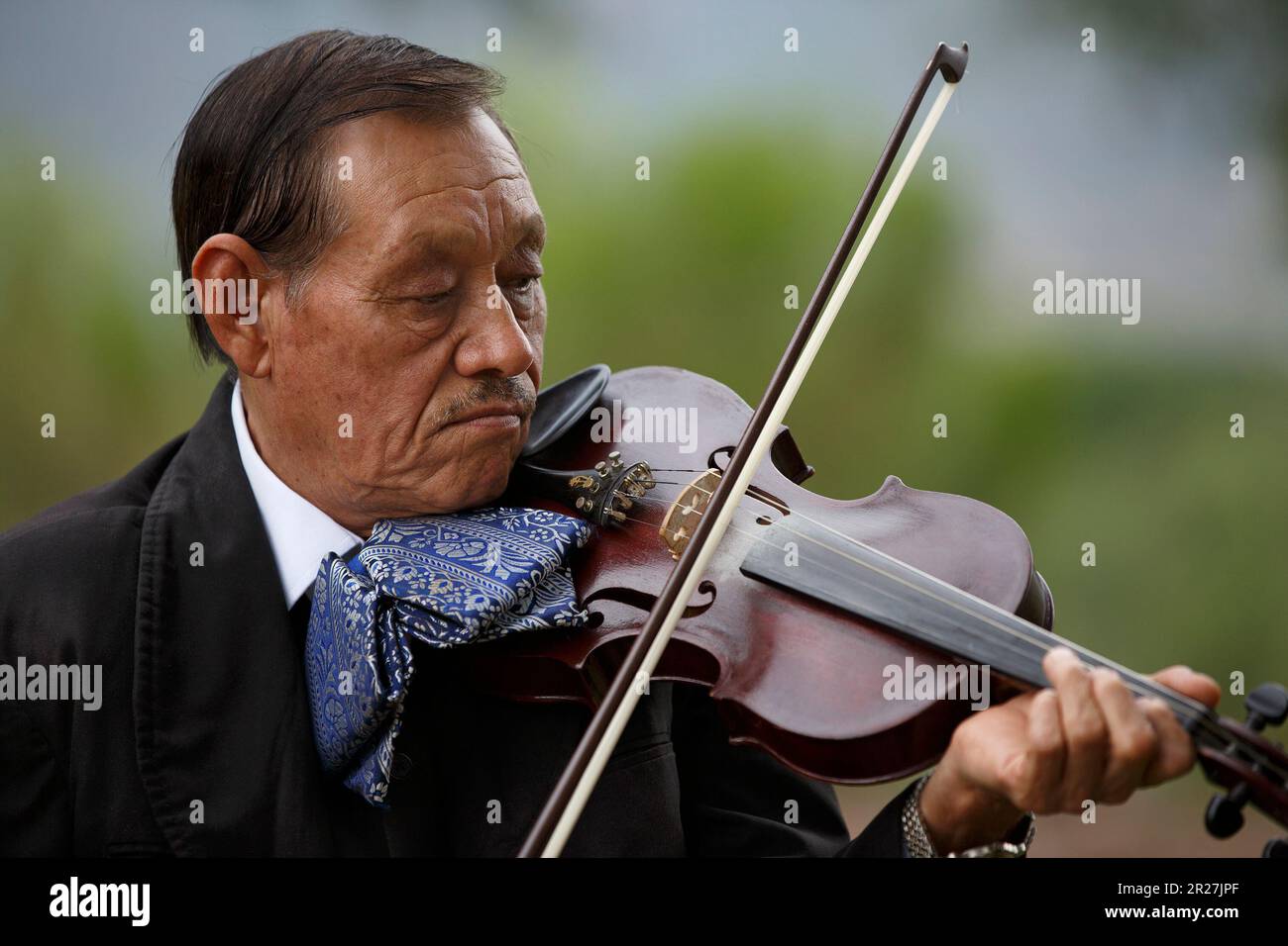 Mariachi-Violinist spielt seine Geige in Tucson, Arizona. Schließen. Stockfoto