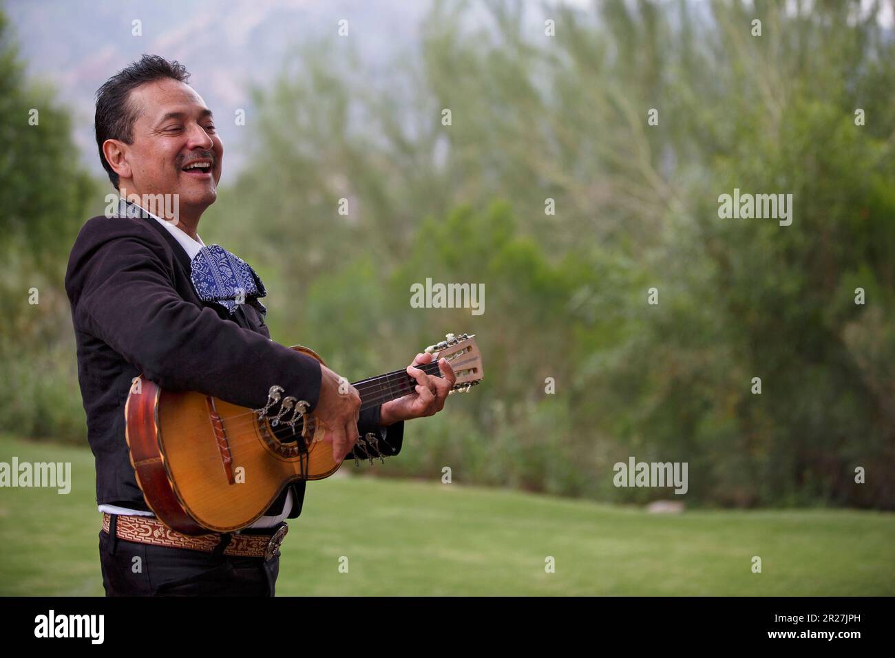 Mariachi-Musiker, der im Freien in Tucson, Arizona, eine Vihuela singt und spielt Stockfoto