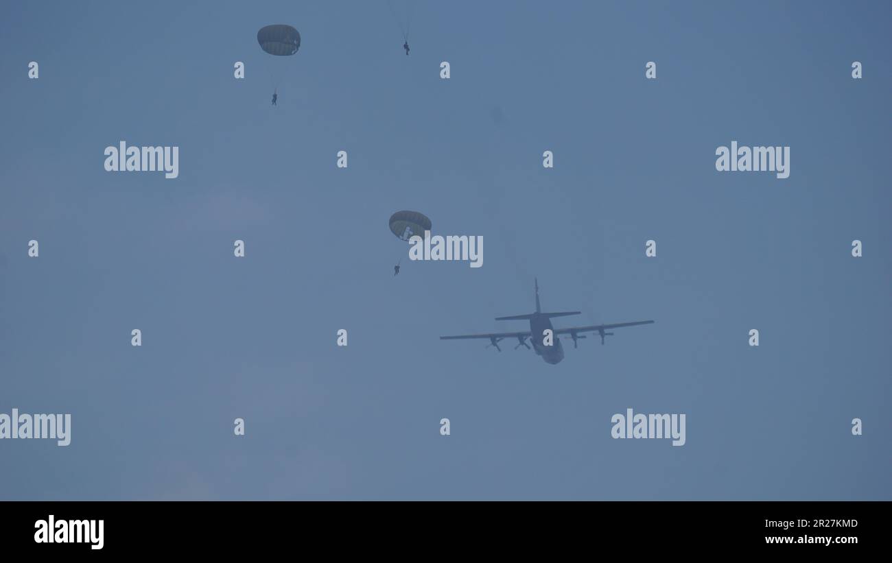 Die indonesische Luftwaffe macht Fallschirmspringen Stockfoto