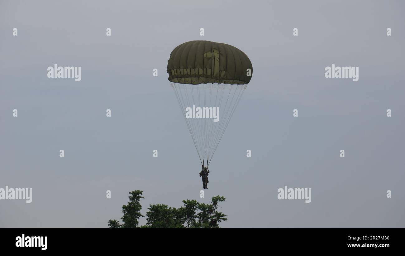 Die indonesische Luftwaffe macht Fallschirmspringen Stockfoto