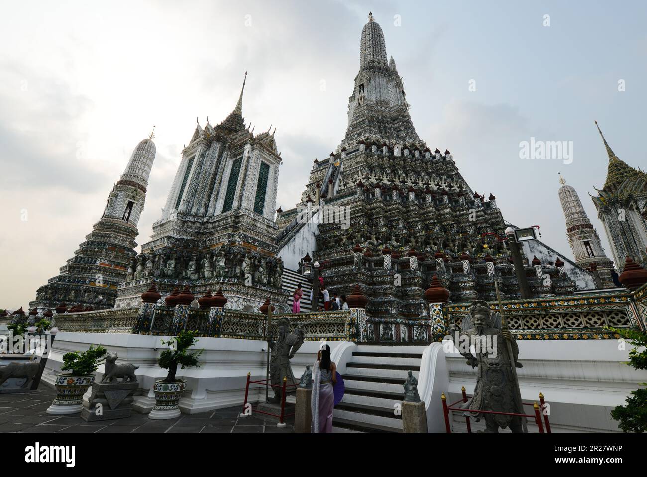 Der zentrale Turm des Wat Arun („Tempel der Morgenröte“) in Bangkok, Thailand, Stockfoto
