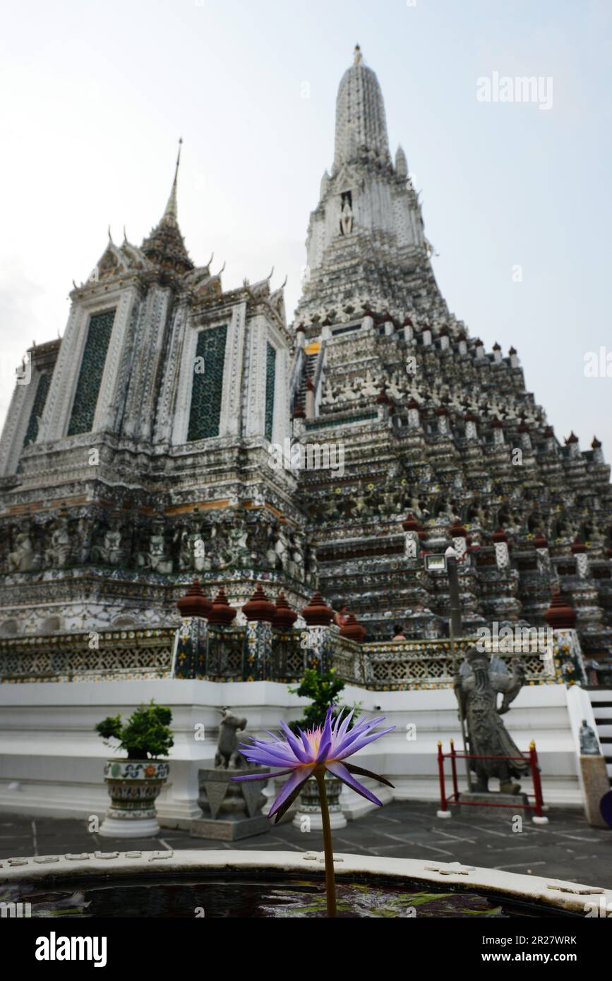 Der zentrale Turm des Wat Arun („Tempel der Morgenröte“) in Bangkok, Thailand, Stockfoto