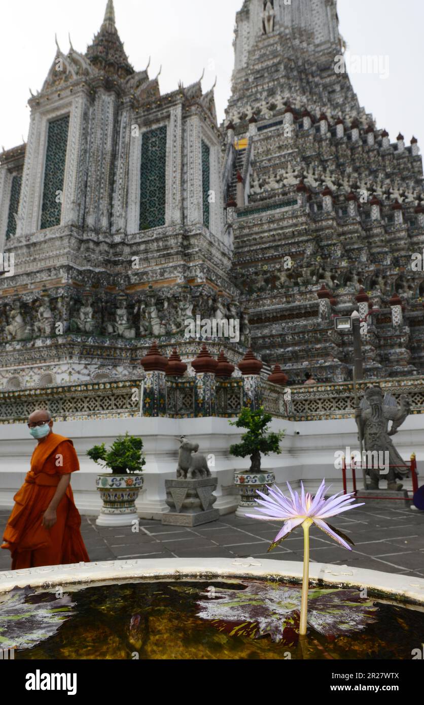 Der zentrale Turm des Wat Arun („Tempel der Morgenröte“) in Bangkok, Thailand, Stockfoto