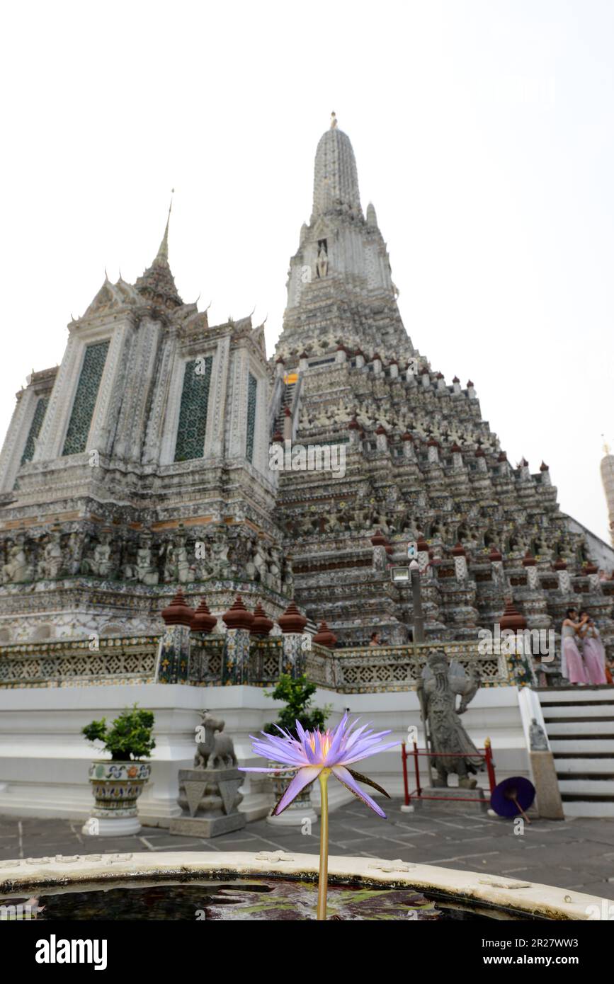 Der zentrale Turm des Wat Arun („Tempel der Morgenröte“) in Bangkok, Thailand, Stockfoto