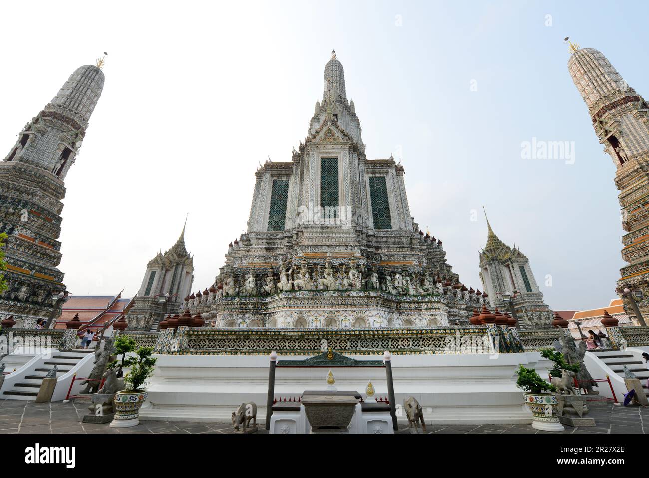 Der zentrale Turm des Wat Arun („Tempel der Morgenröte“) in Bangkok, Thailand, Stockfoto