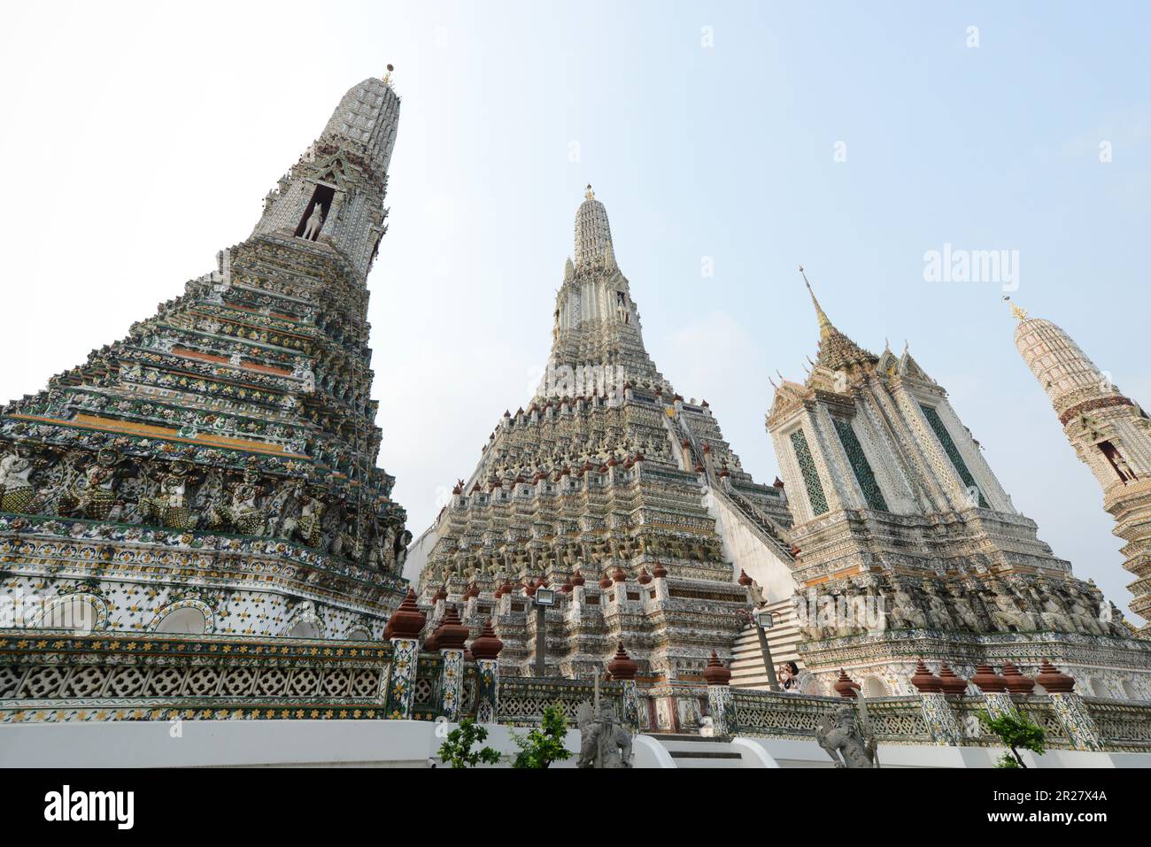 Der zentrale Turm des Wat Arun („Tempel der Morgenröte“) in Bangkok, Thailand, Stockfoto