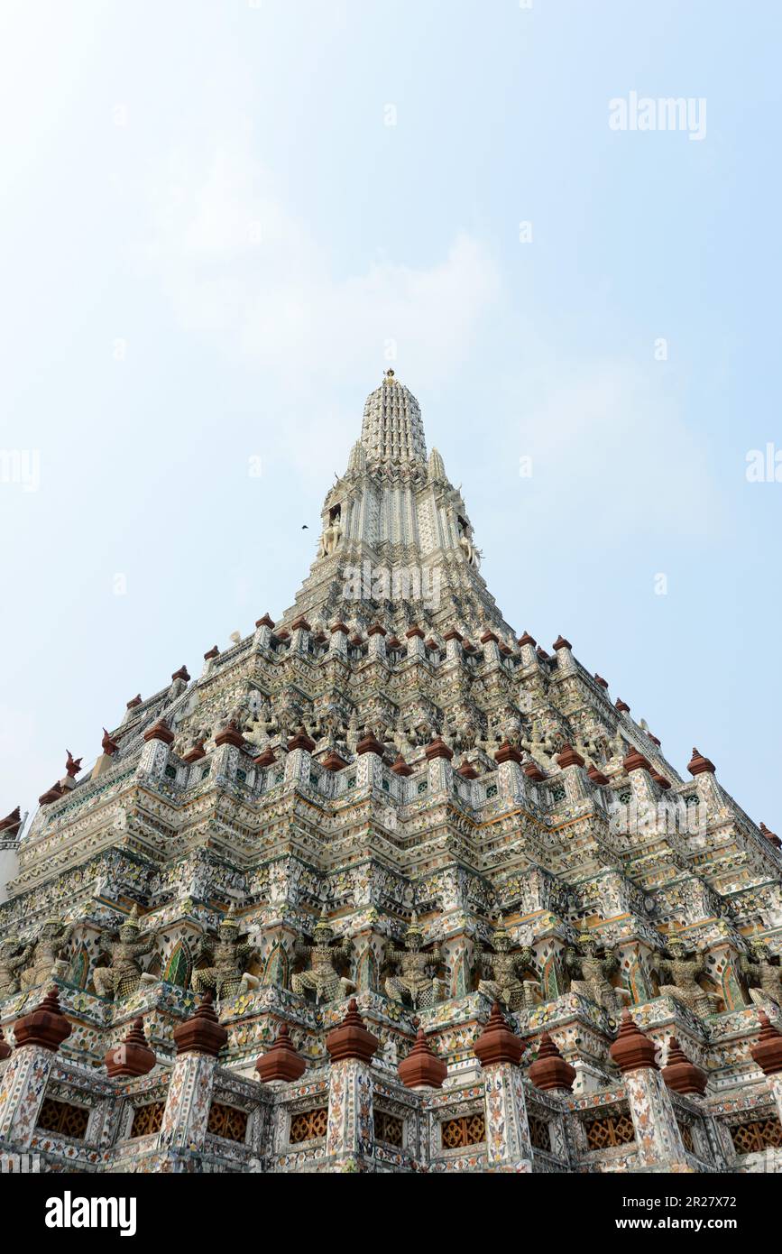 Der zentrale Turm des Wat Arun („Tempel der Morgenröte“) in Bangkok, Thailand, Stockfoto