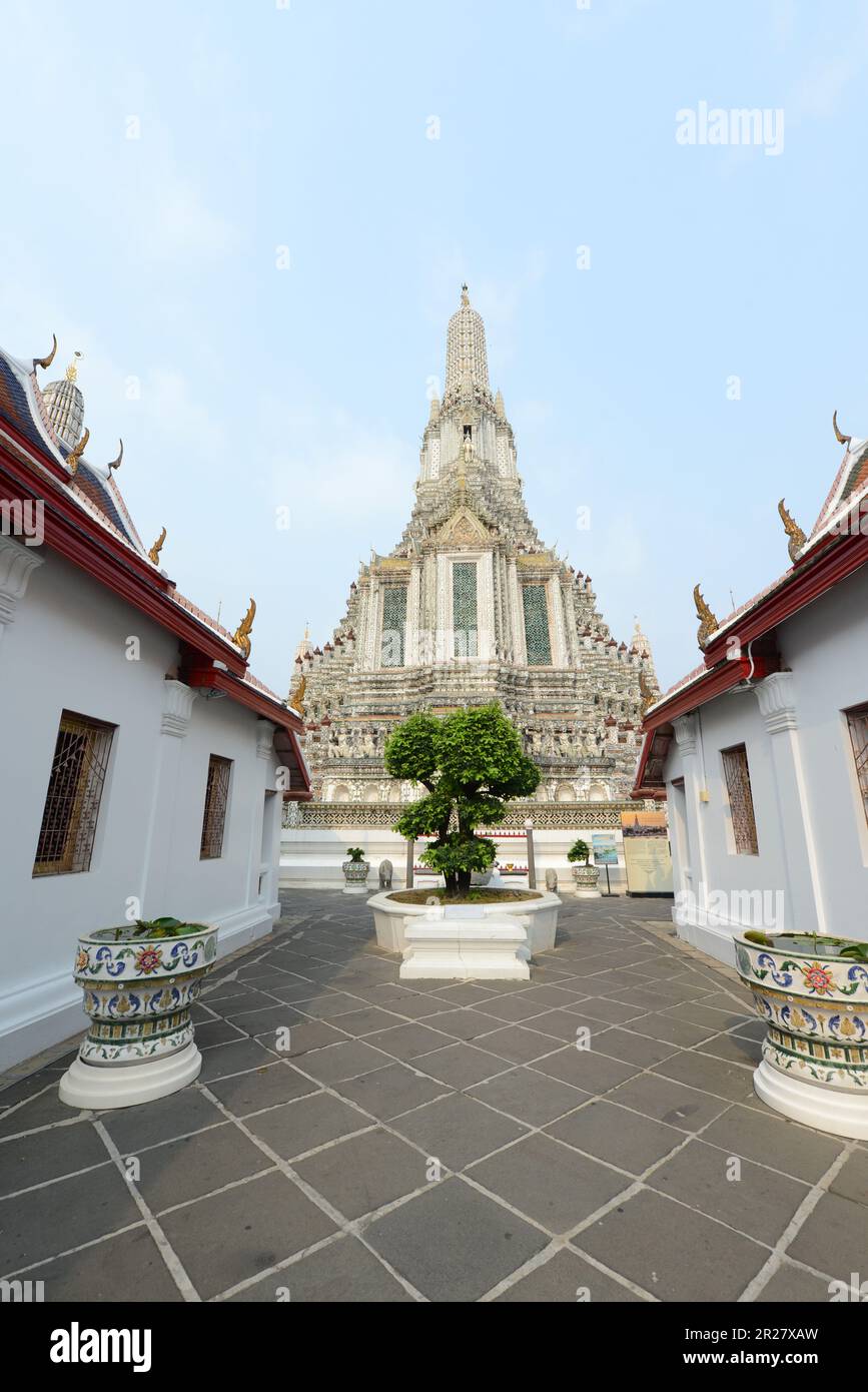 Der zentrale Turm des Wat Arun („Tempel der Morgenröte“) in Bangkok, Thailand, Stockfoto