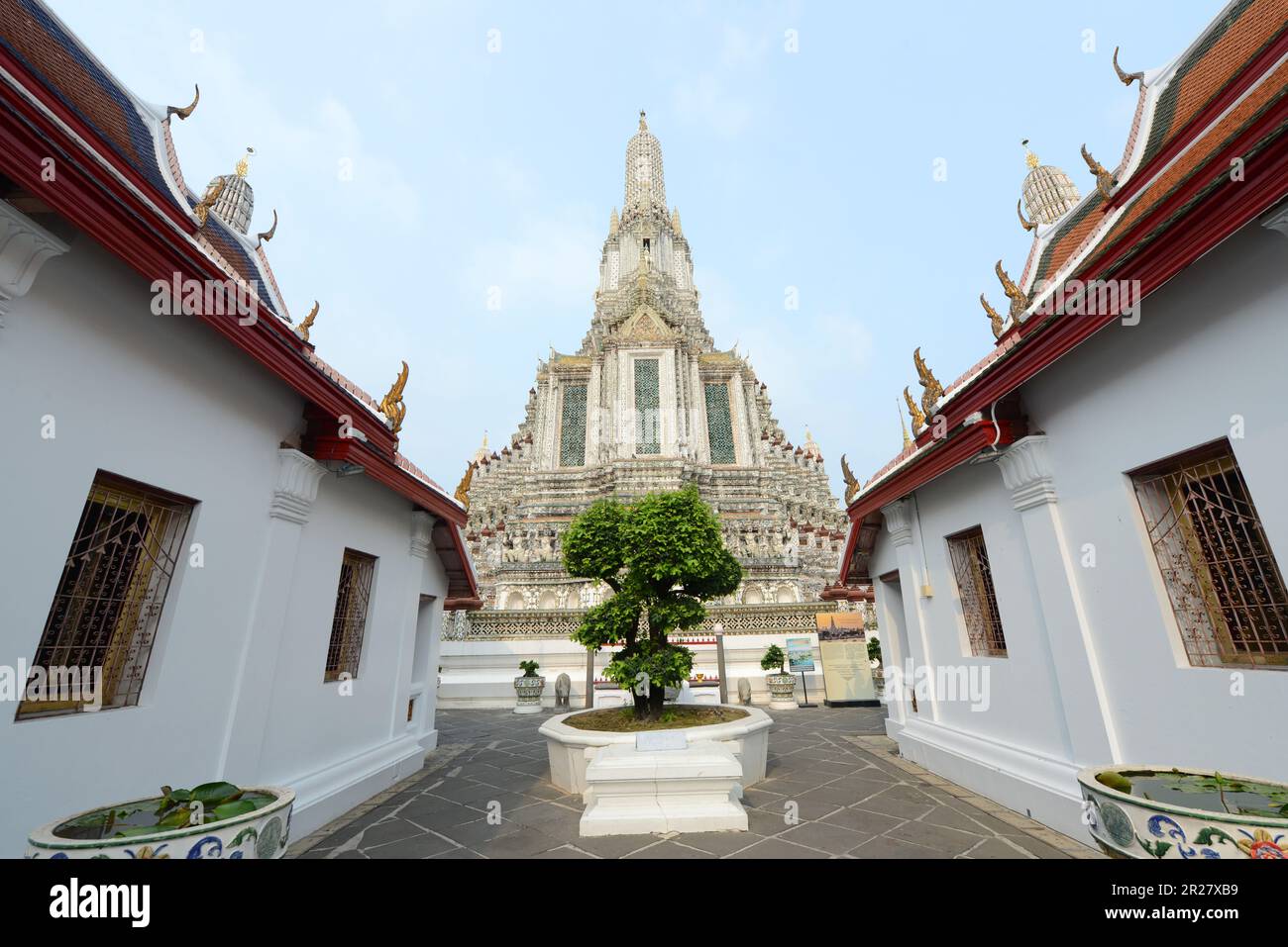 Der zentrale Turm des Wat Arun („Tempel der Morgenröte“) in Bangkok, Thailand, Stockfoto