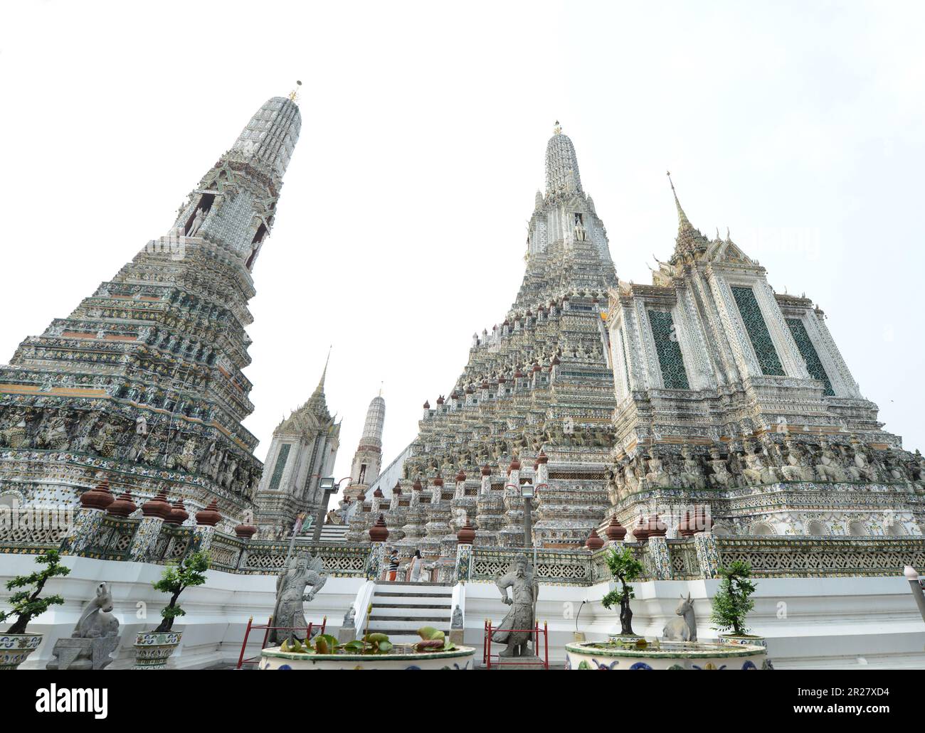 Der zentrale Turm des Wat Arun („Tempel der Morgenröte“) in Bangkok, Thailand, Stockfoto