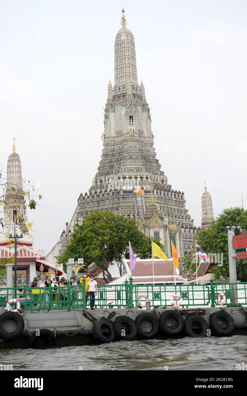 Der zentrale Turm des Wat Arun („Tempel der Morgenröte“) in Bangkok, Thailand, Stockfoto