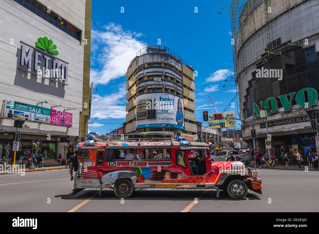 5. Mai 2023: Jeepney Drive an der Kreuzung Colon Street und Osmena Boulevard. Colon Street ist die älteste und kürzeste Nationalstraße auf den Philippinen Stockfoto