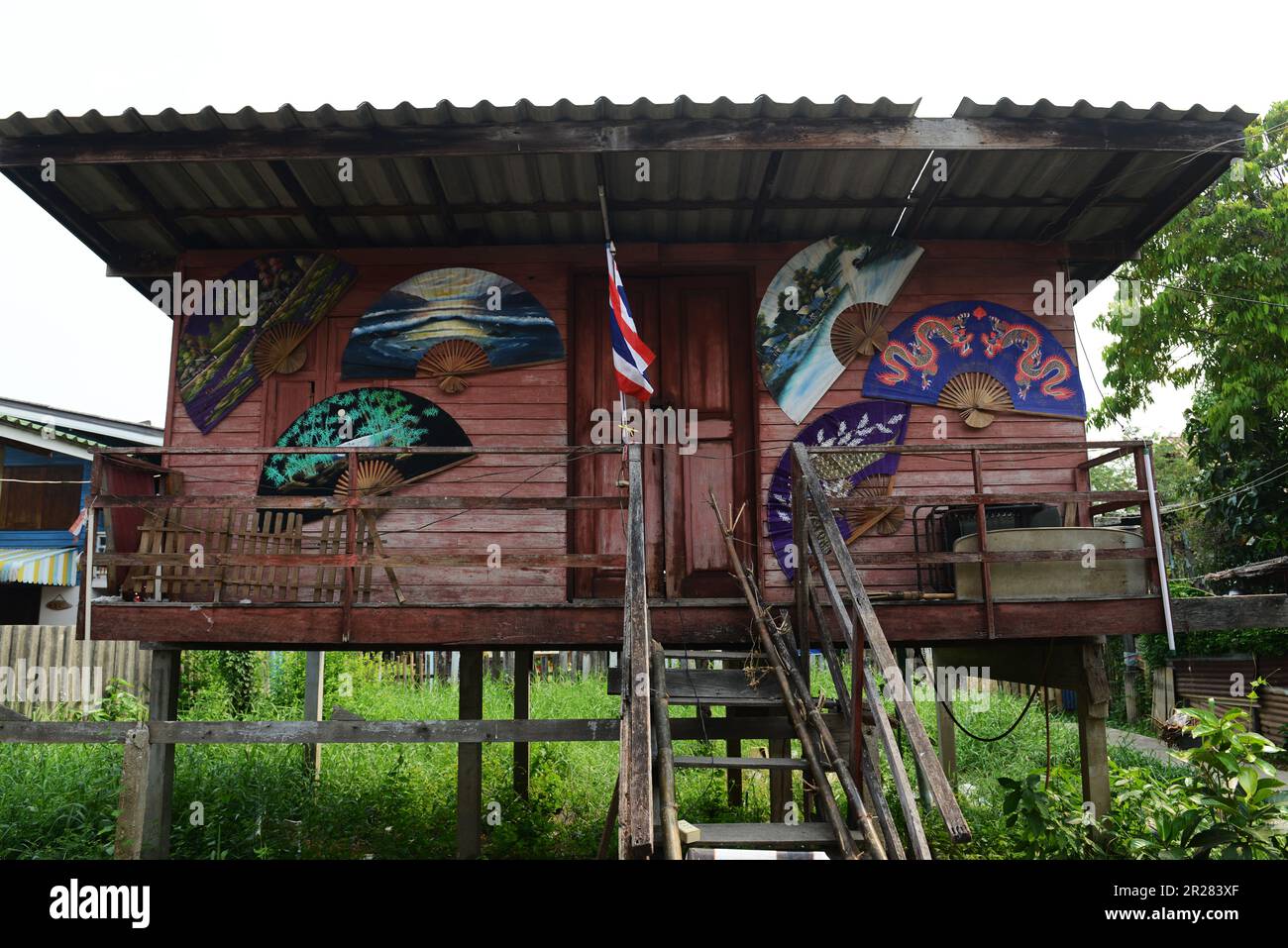 Ein altes Pfahlhaus in einem Dorf auf Koh Kret, Nonthaburi, Thailand. Stockfoto