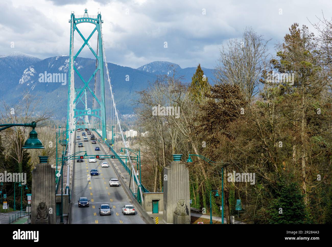 Vanouver, Kanada - März 8,2023: Lions Gate Bridge tagsüber im Stanley Park in Vancouver Stockfoto