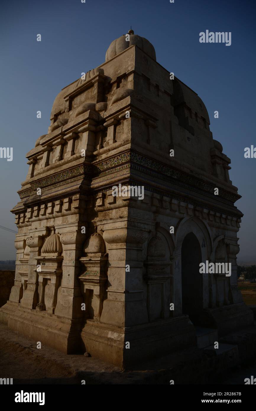 Heilige Ruhe: Das architektonische Wunderwerk des Kathas Raj Tempels im Herzen von Punjab in Pakistan, ein zeitloses Heiligtum der Spiritualität. Stockfoto