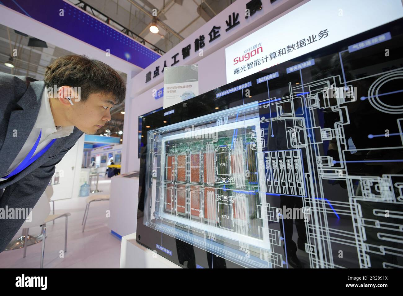 QINGDAO, CHINA - 17. MAI 2023 - Besucher erfahren mehr über flüssigkeitsgekühlte Computer auf der China International Consumer Electronics Expo 2023 in Qingdao, Sha Stockfoto