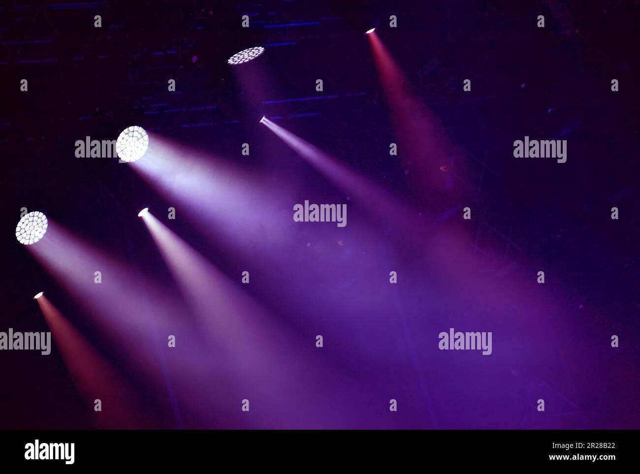 Bühnenlichter beleuchten die Bühne bei einem Live-Konzert Stockfoto