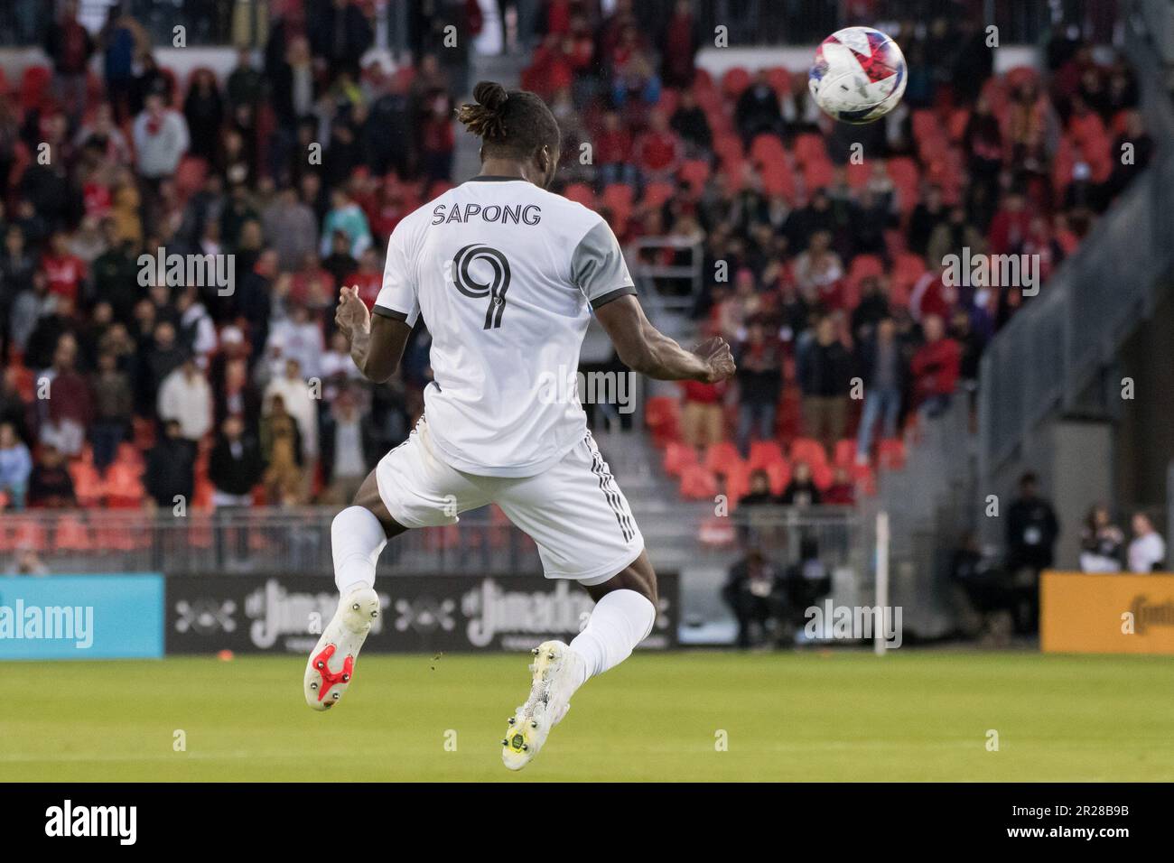 Toronto, Kanada. 17. Mai 2023. C.J. Sapong Nr. 9 des Toronto FC in Aktion während des MLS-Spiels zwischen dem Toronto FC und den New York Red Bulls im BMO Field. Das Spiel endete um 0:0. (Foto: Angel Marchini/SOPA Images/Sipa USA) Guthaben: SIPA USA/Alamy Live News Stockfoto