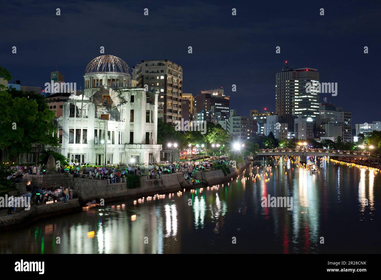 Die Atomkuppel und schwimmende Laternen Stockfoto