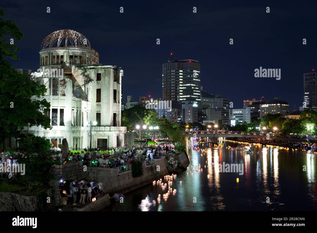 Die Atomkuppel und schwimmende Laternen Stockfoto