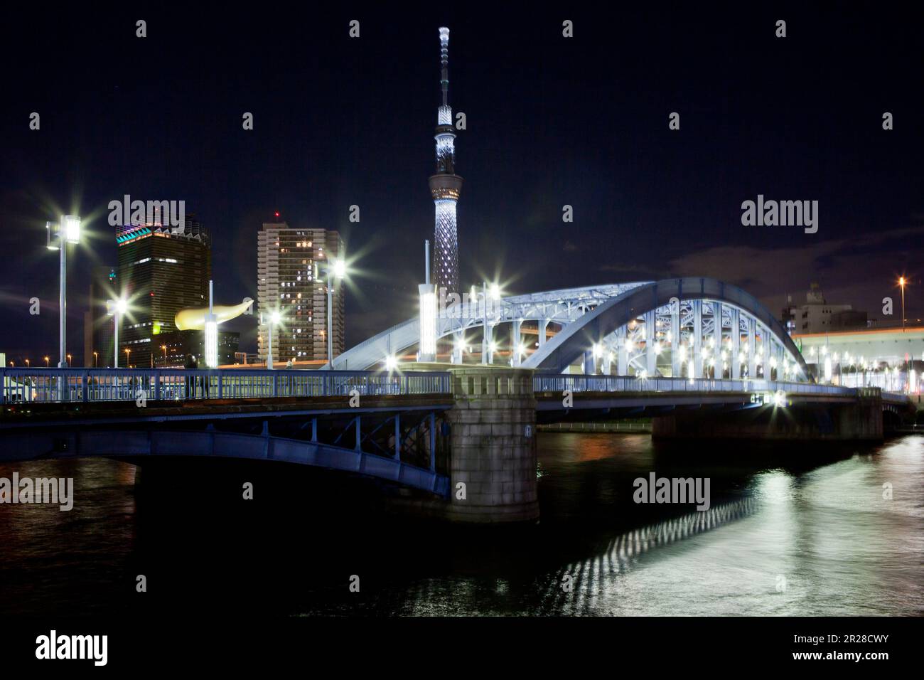 Beleuchteter Skytree, Komagata-Brücke und Sumida-Fluss Stockfoto