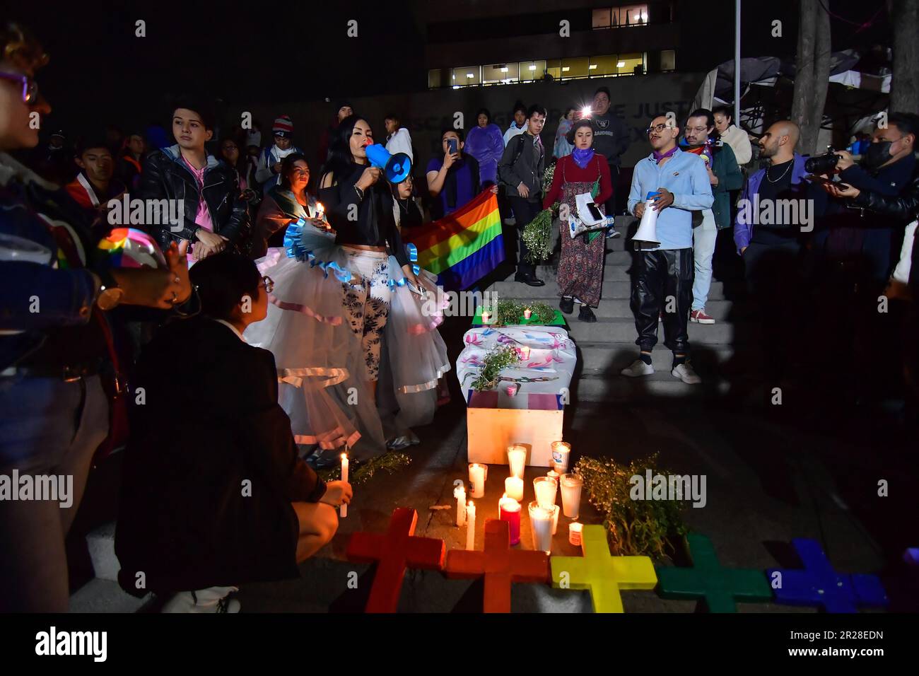 17. Mai 2023 Toluca , Mexiko : Dutzende von Mitgliedern der LGBTTIQ+-Gemeinde marschierten durch die Straßen der Innenstadt, um den Internationalen Tag gegen Homophobie, Transphobie und Biphobie zu begehen, wo sie auch gegen die Landesregierung protestierten, das Verbrechen des Transfeminizids unter Strafe zu stellen und die Untersuchung von Morden gegen die Gemeinde fortzusetzen. Am 17. Mai 2023 in Toluca, Mexiko. (Foto: Arturo Hernández / Eyepix Group) Stockfoto