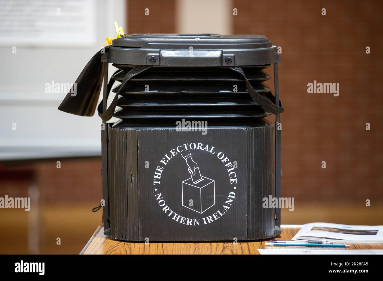 Eine Wahlurne im Agape Centre in Süd-Belfast vor der Eröffnung der Wahllokale für die Wahlen zum Nordirischen Rat. Foto: Donnerstag, 18. Mai 2023. Stockfoto