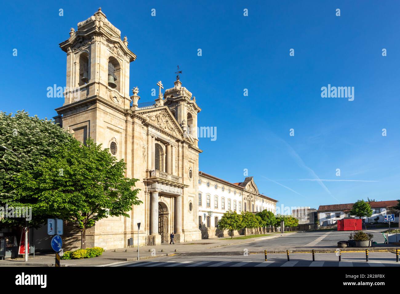 populo Kirche in Mannerist, Rokoko und neoklassische Architektur in Braga Portugal im frühen Morgenlicht mit convento do Popo daneben Stockfoto